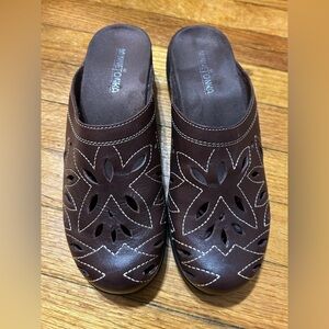 Minnetonka Women's Sz 8  Leather Upper Slip On Comfort Mules  Floral Cut Out